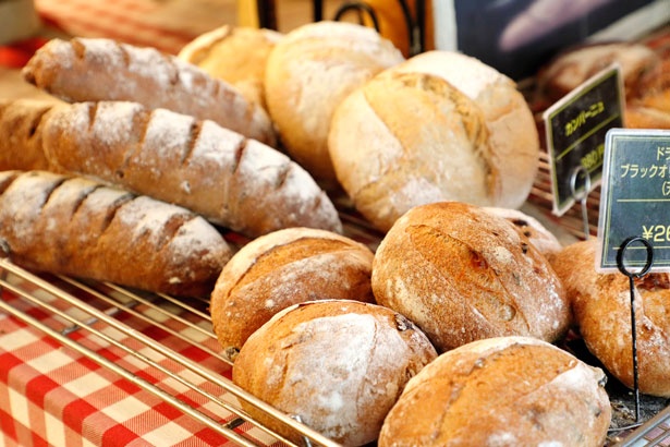 【写真をみる】イタリアの田舎の食料品店をイメージした店内には約60種のパンが並ぶ