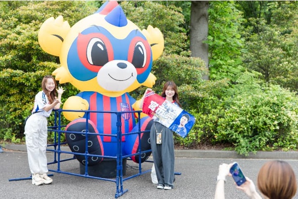 東京ドロンパエアバルーンもフォトスポットとして人気。アウェイチームのサポーターも記念撮影をするスポットとなっている