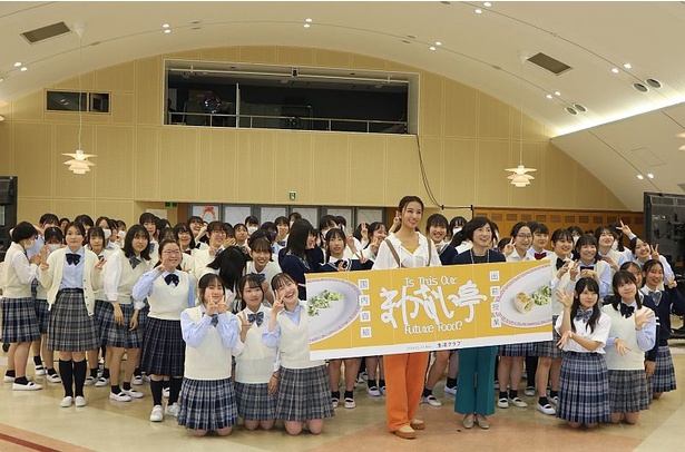 高橋メアリージュンさんは高校1年生の生徒80人に授業を行った