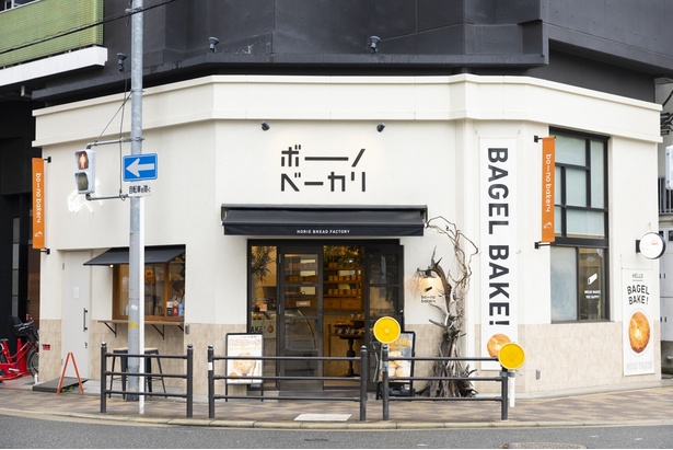店外のカウンター席でパンが食べられるほか、窓口から購入も可能