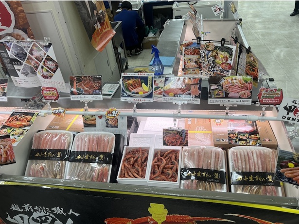 店頭に並ぶ生ずわい蟹