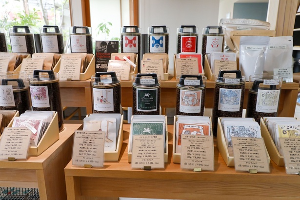 豆は100グラム864円〜。定番のハウスブレンドは柳井市の伝統民芸品、金魚ちょうちんの名を冠した2種