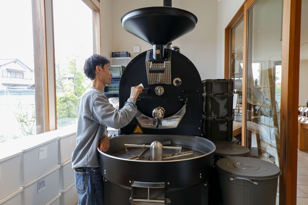 焙煎機は熱風式のPROBATONE12キロ
