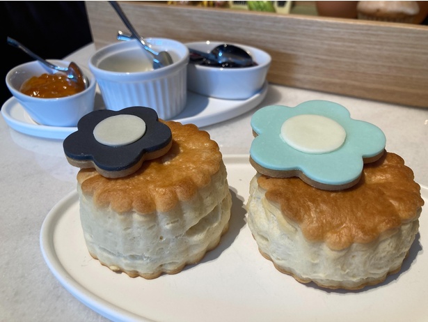 マリークヮントのシンボルであるデイジーを飾ったスコーン。デイジーはチョコレート製