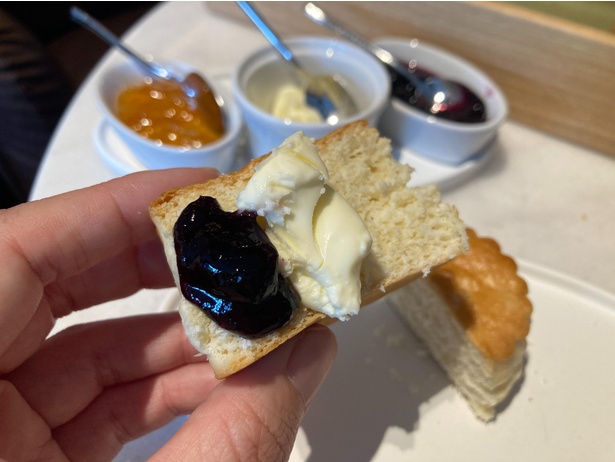 別添えになった3種類のクリーム＆ジャムを塗って味わおう