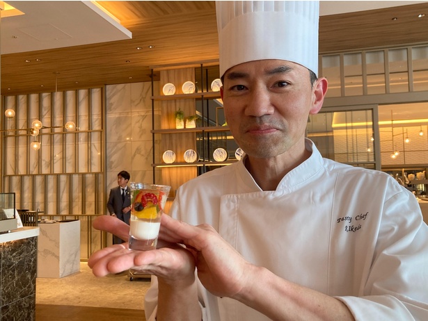 「私のお気に入りはコレです」とミックスフルーツゼリーを手に取るペストリーシェフの池田竜太さん