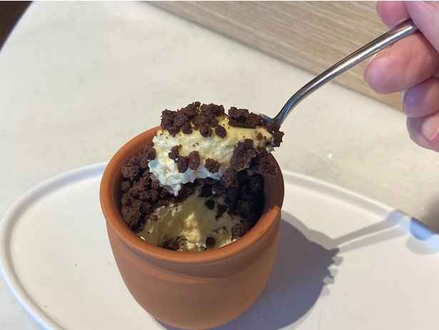 土をイメージしたチョコレートクランチの下はティラミスに！