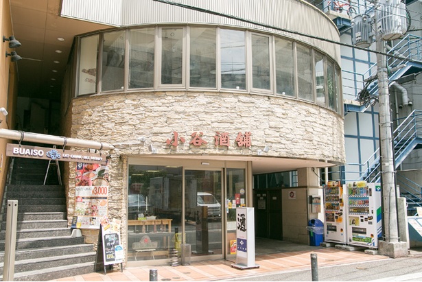 若者でにぎわう福岡市大名の一角に店を構える「小谷酒舗」