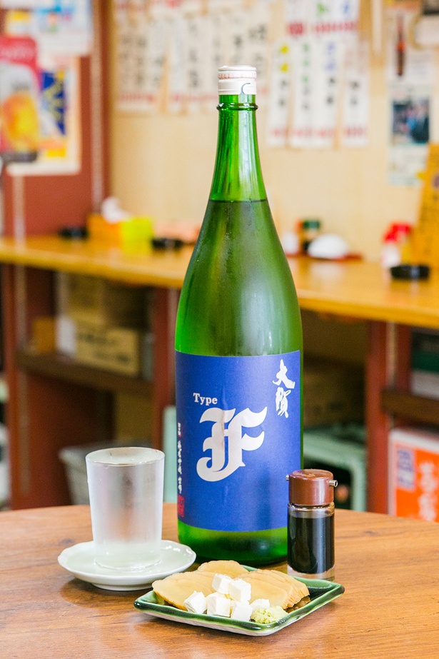 大賀酒造の純米吟醸「Type F」(400円)と「いぶりがっこ＆クリームチーズ」(350円)
