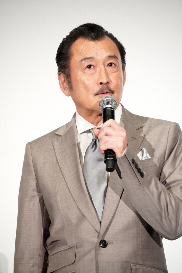 父の伊藤源太郎を演じる吉田鋼太郎