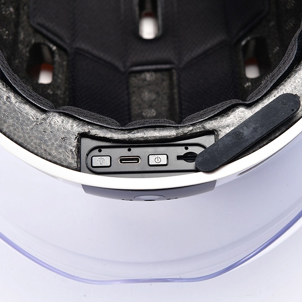 オンオフスイッチやmicroSDカード挿入口は前方に搭載