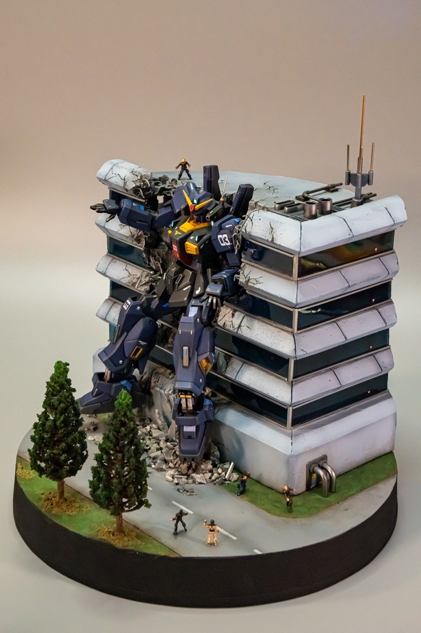 「HG ガンダムMk-IIティターンズ ビル ジオラマ」(モデラー・GreenCandyさん)