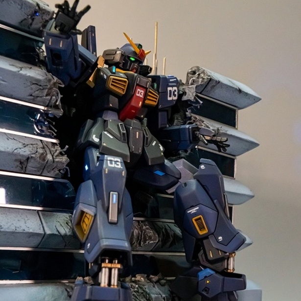 「機動戦士Zガンダム」第1話で、ジェリド・メサ中尉が操縦するガンダムMk-IIがティターズのビルに墜落。ジェリドの“悲運”はまだまだ続く…