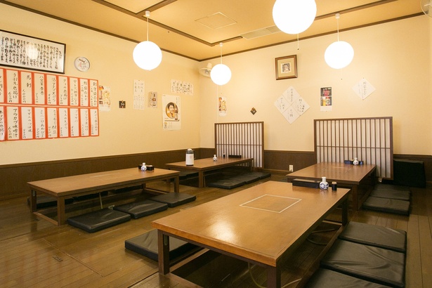 店内奥に小上がりの座敷を用意。大人数での利用にも便利