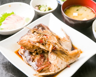 【名物女将の店】コスパ抜群！豪快な漁師メシが味わえる「お食事処 福魚食堂」 