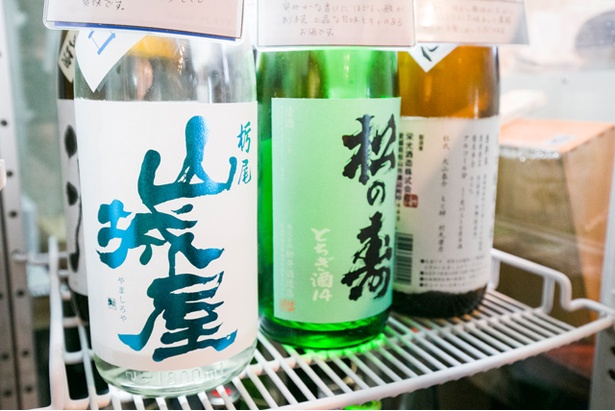 【写真を見る】セルフコーナーの日本酒は常時20〜30種ほど