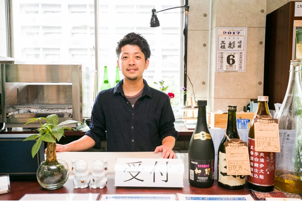 「日本酒居酒屋の酒峰、セルフ飲み放題スタイルの酒虹、どちらもよろしくお願いします！」と店主の日野幸平さん