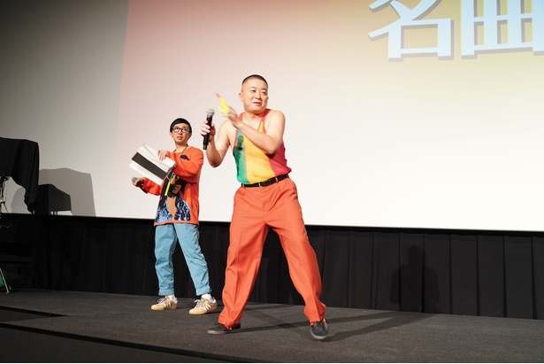 【写真を見る】“松尾アンダーグラウンド”のオリジナルダンスに会場は大爆笑