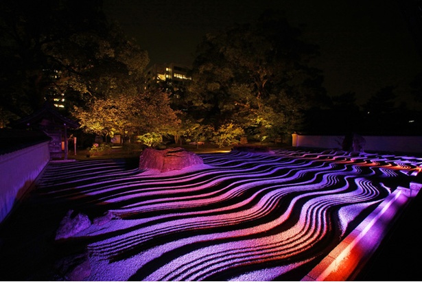 【写真を見る】「博多ライトアップウォーク 博多千年煌夜」開催時の「洗濤庭」の様子