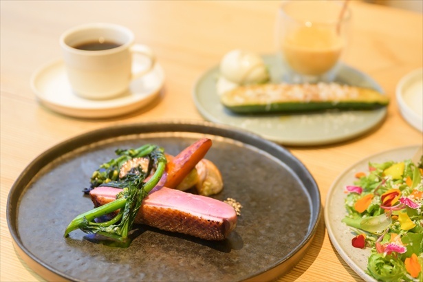 ランチコース(2340円〜)はメインディッシュを好みでセレクト。写真は鴨肉のロースト〜燻製の香り〜
