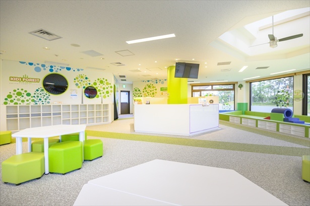 展示館の隣には未就学児が遊べる空間「キッズフォレスト」も。ブロックや100冊以上の絵本、体感型のゲームがあり、週末には工作教室や実験教室なども開催される