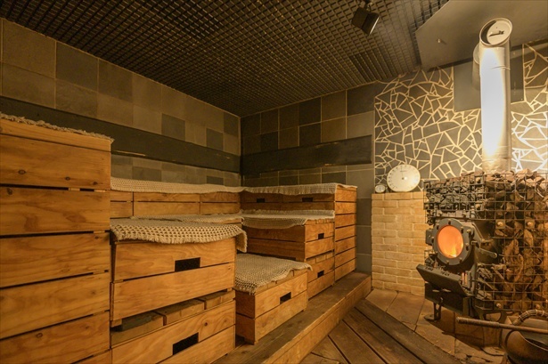「SHIIYA VILLAGE」のサウナは平均温度70〜80℃。時間をかけて体の芯からじんわり温まろう
