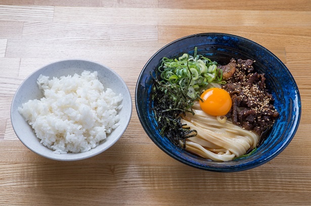 常連客は、「カルビぶっかけうどん」の残ったスープに白飯(150円)を入れて楽しむ