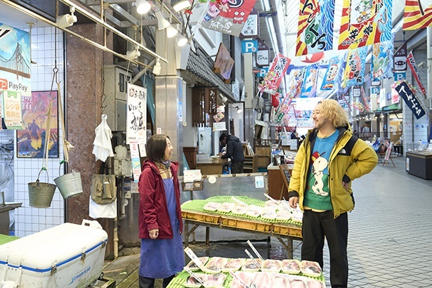 魚の棚商店街をはじめ、近隣の店主は多くが顔なじみ。地元のつながりを活かして、お客をアテンドすることも多い