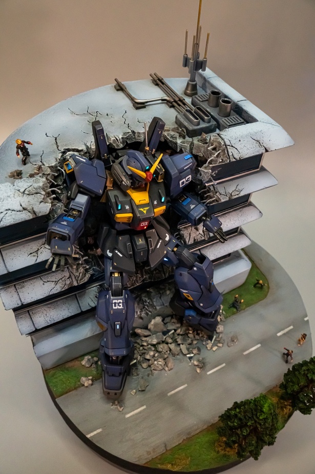 「HG ガンダムMk-2 ティターンズ ビル ジオラマ」(モデラー・GreenCandyさん)
