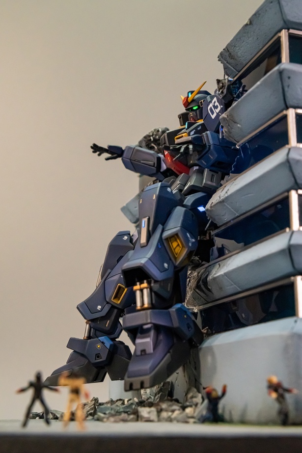 「HG ガンダムMk-2 ティターンズ ビル ジオラマ」(モデラー・GreenCandyさん)