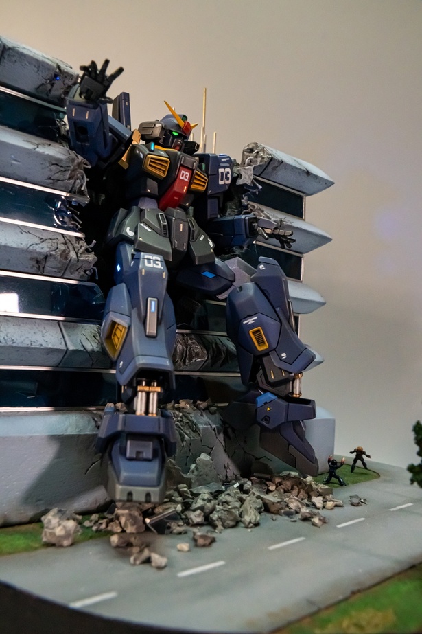 「HG ガンダムMk-2 ティターンズ ビル ジオラマ」(モデラー・GreenCandyさん)