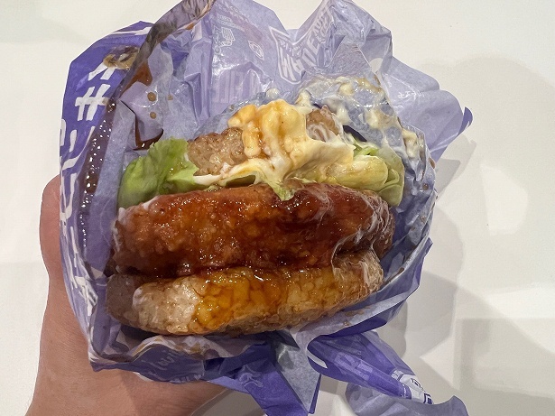 食べ応えのあるチキンもごはんバンズと合う
