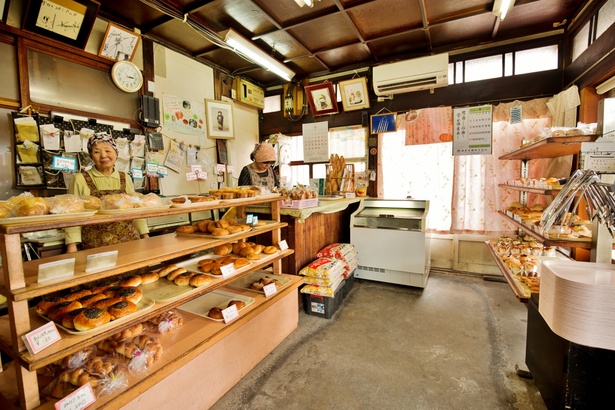 【写真を見る】店内には総菜系からおやつ系まで、たくさんのパンがズラリ