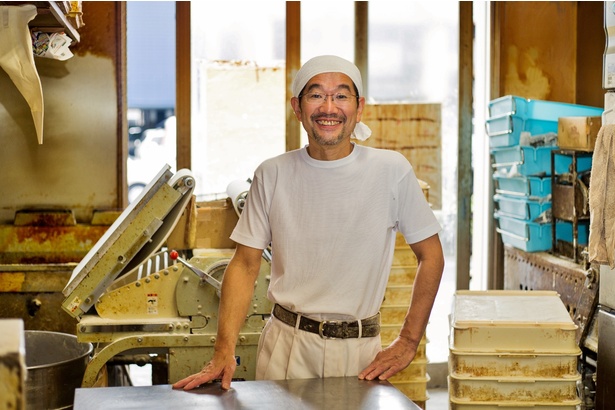 工場でパン作りを取り仕切る3代目店主の高木芳継さん