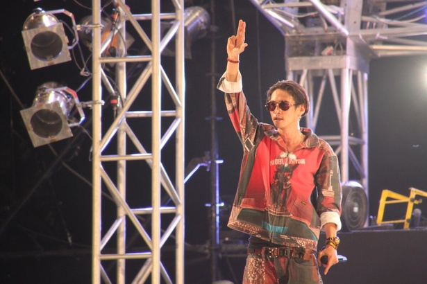 圧巻のライブパフォーマンスを披露した卍LINE