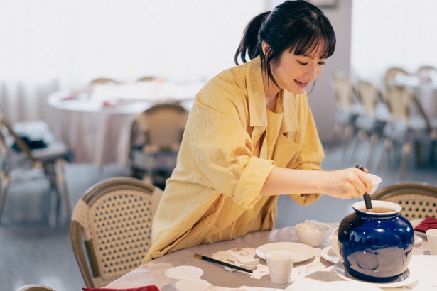 「干貝佛跳牆」(ガンベイフォーティアォチィァン)を試食。「宝箱のようにいろいろな味が出てくる！」と門脇麦