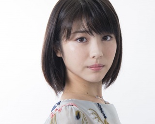 キミスイ主演・浜辺美波「17歳はハンバーグ寿司にも挑戦します」、写真集未収録カットを独占公開！ 