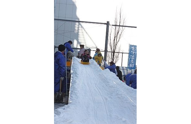 ちびっこ広場には巨大滑り台が登場。子供たちがキャーキャー騒ぎながら楽しんでいる