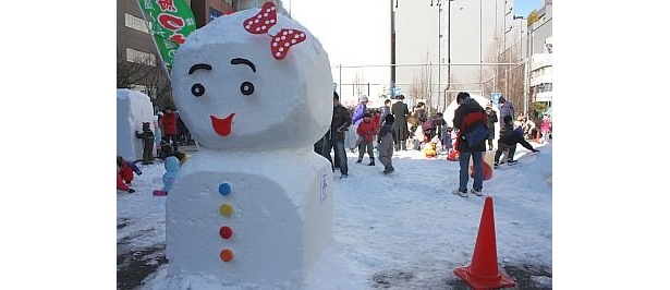 雪が敷き詰められたちびっこ広場。キュッキュッと雪を踏む感触が楽しい