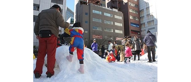 ちびっこ広場は家族連れで朝から大盛況