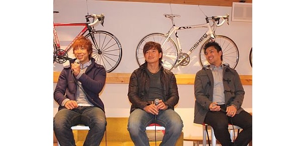 3人ともがっしりとした体つき。競輪選手は脚が太いので、買い物ではジーンズを選ぶのが一番苦労するのだそう