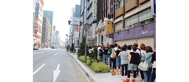 日本1号店である銀座店オープン時には、 前日から徹夜で並ぶ人がいたほど。なんと5000人以上の人々が集まったのだ