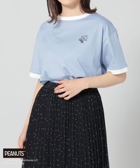 カラー：サックス。フロントはワンポイント刺繍のみのシンプルデザイン
