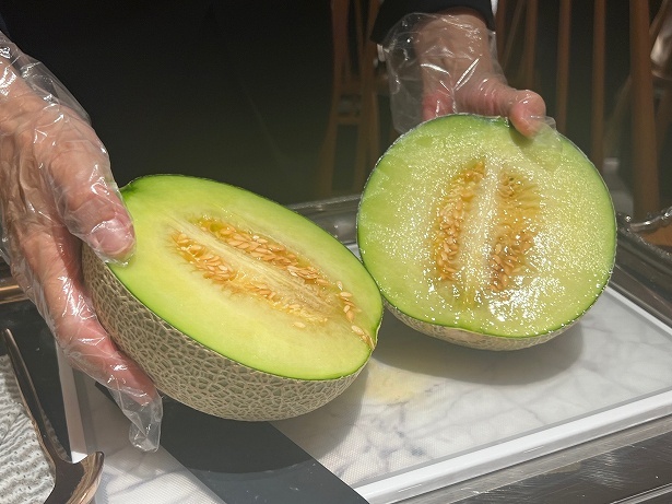 まずは縦に半分に切る