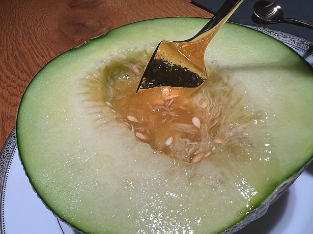 【写真】種の部分の甘い果汁も残さず味わって
