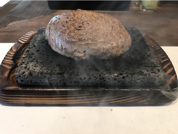 「大須deステーキ」の300g(1800円)。溶岩石のステーキプレートが加熱を続けてくれる
