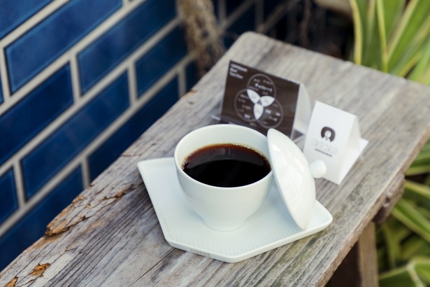 デカフェコーヒー(600円)。豆売りは100グラム800円〜