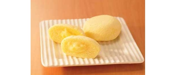 「果子乃季」（山口県）の「月でひろった卵」（181円）は、人気の訳ありグルメ