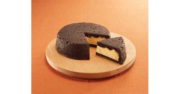 「フランス菓子工房　ラ・ファミーユ」の「まっ黒チーズケーキ」（1260円）