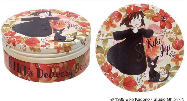 お花畑でキキが楽しく遊んでいるようなデザインの「魔女の宅急便 スチームクリーム レトロフラワー」(税抜1500円)